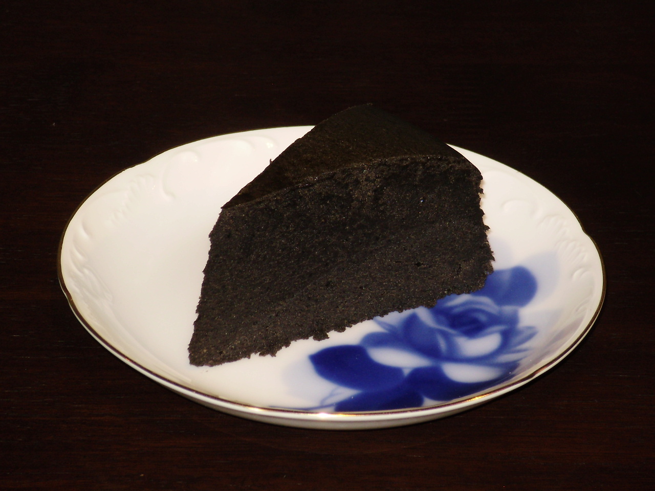季節のケーキ　１月は黒ごまケーキです。