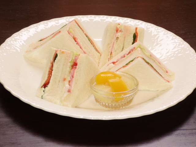 スモークサーモンクリームチーズ&野菜サンド スモークサーモンクリームチーズ&野菜サンド